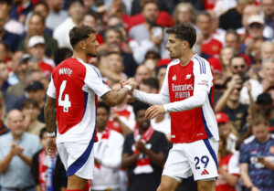 Ben White og Kai Havertz giver hånd efter en Arsenal-kamp.