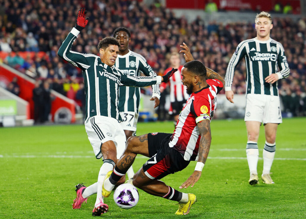 Raphael Varane på vej ned i en tackling under en kamp for Manchester United.