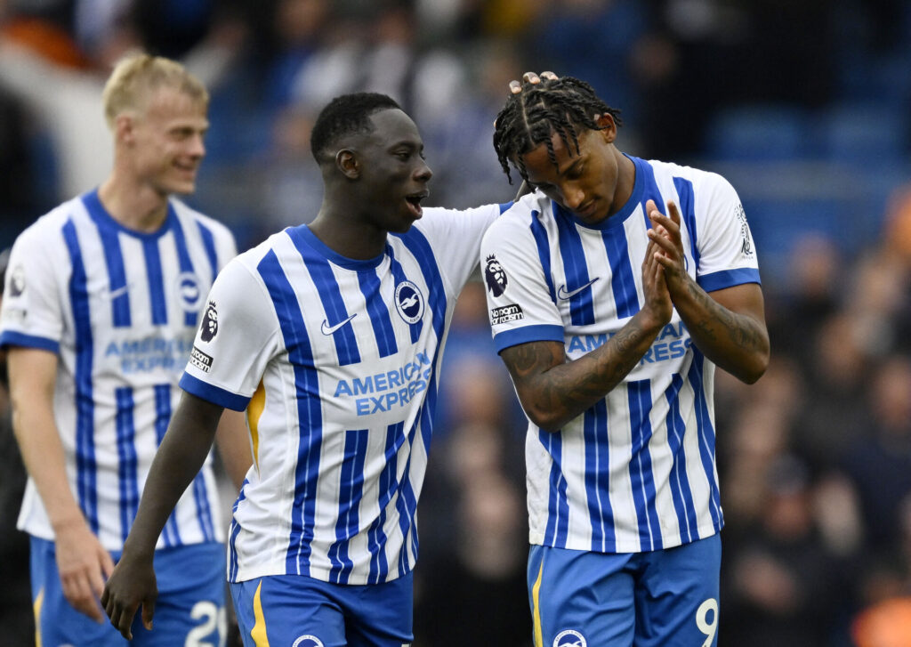 Yankuba Minteh fejrer en scoring for Brighton sammen med Joao Pedro