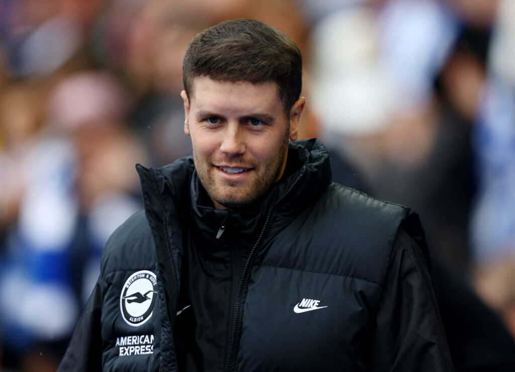 Brightons manager Fabian Hürzeler smiler i kampen mod Manchester United.