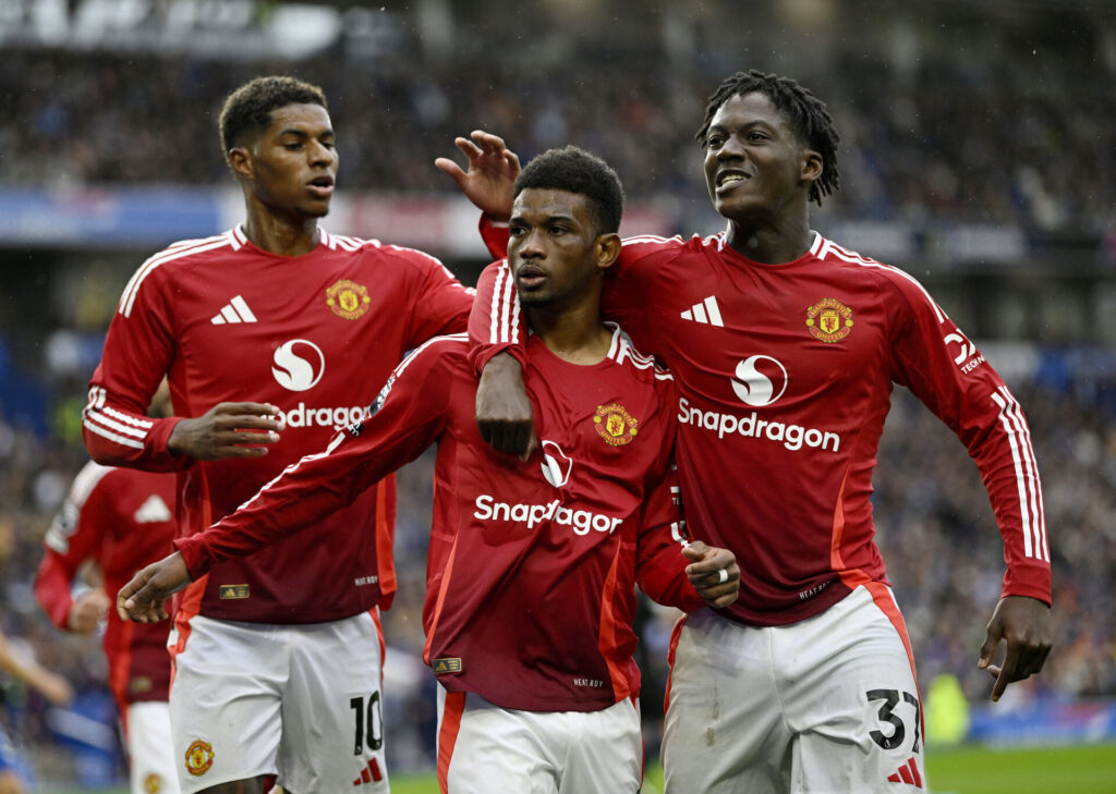 Marcus Rashford, Amad Diallo og Kobbie Mainoo fejrer en scoring mod Brighton.