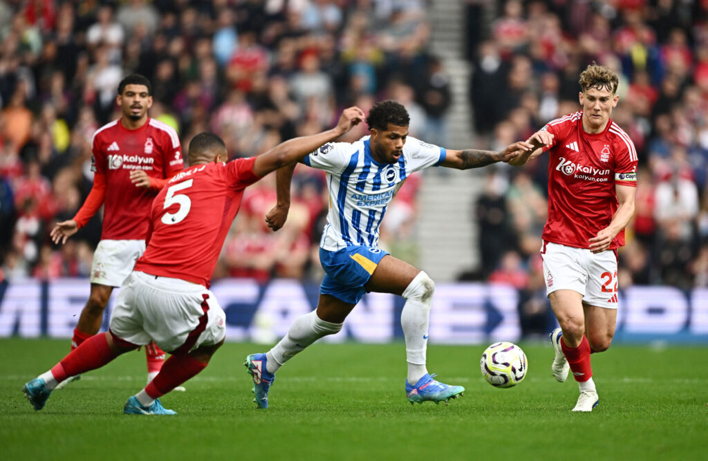 Brightons Georginio Rutter fører bolden frem omgivet af Nottingham Forest-spillere i Premier League.