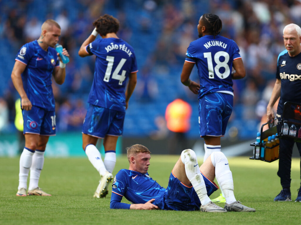 Cole Palmer ligger på græsset på Stamford Bridge