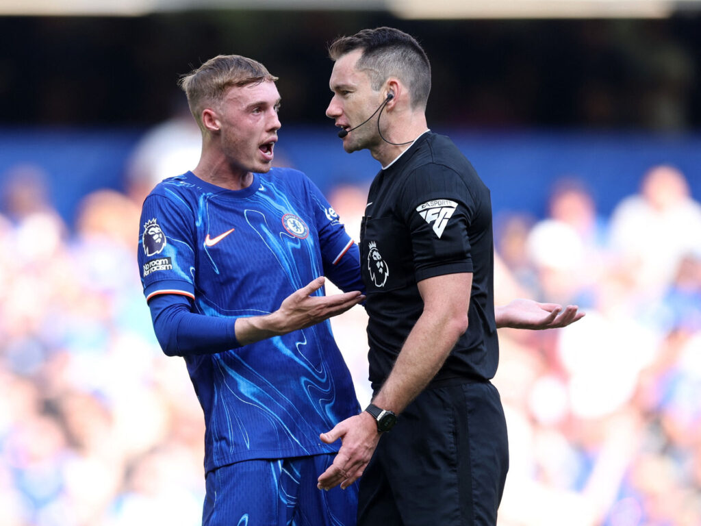 Cole Palmer diskuterer med dommer Jarred Gillet i Premier League-kampen mellem Chelsea og Crystal Palace.