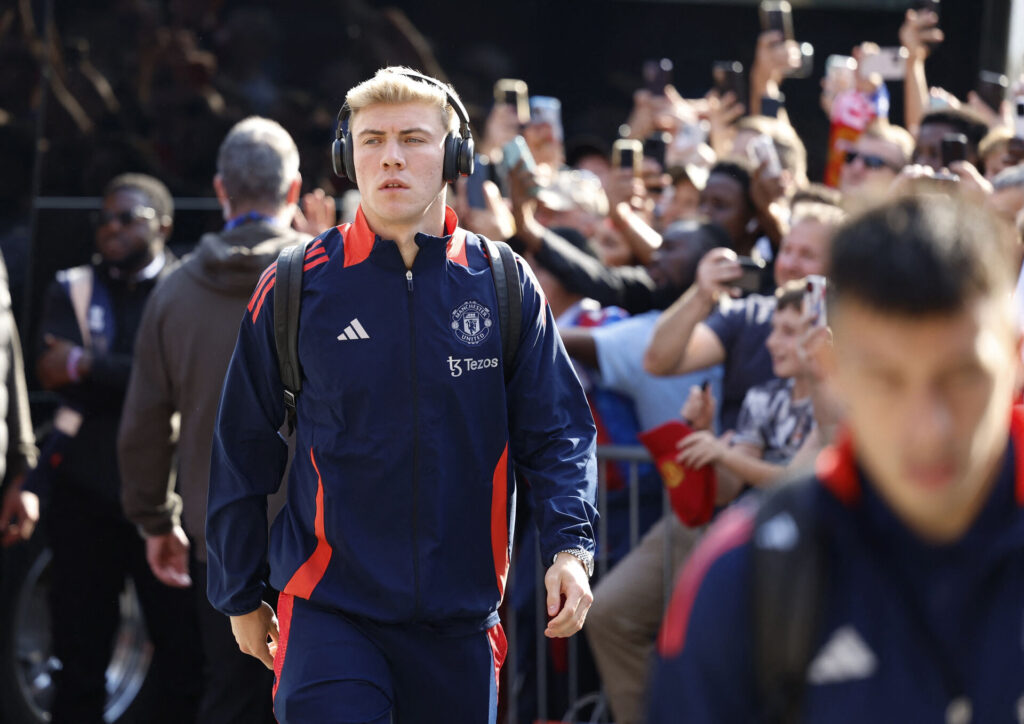 Rasmus Højlund på vej til kampen mellem Crystal Palace og Manchester United.