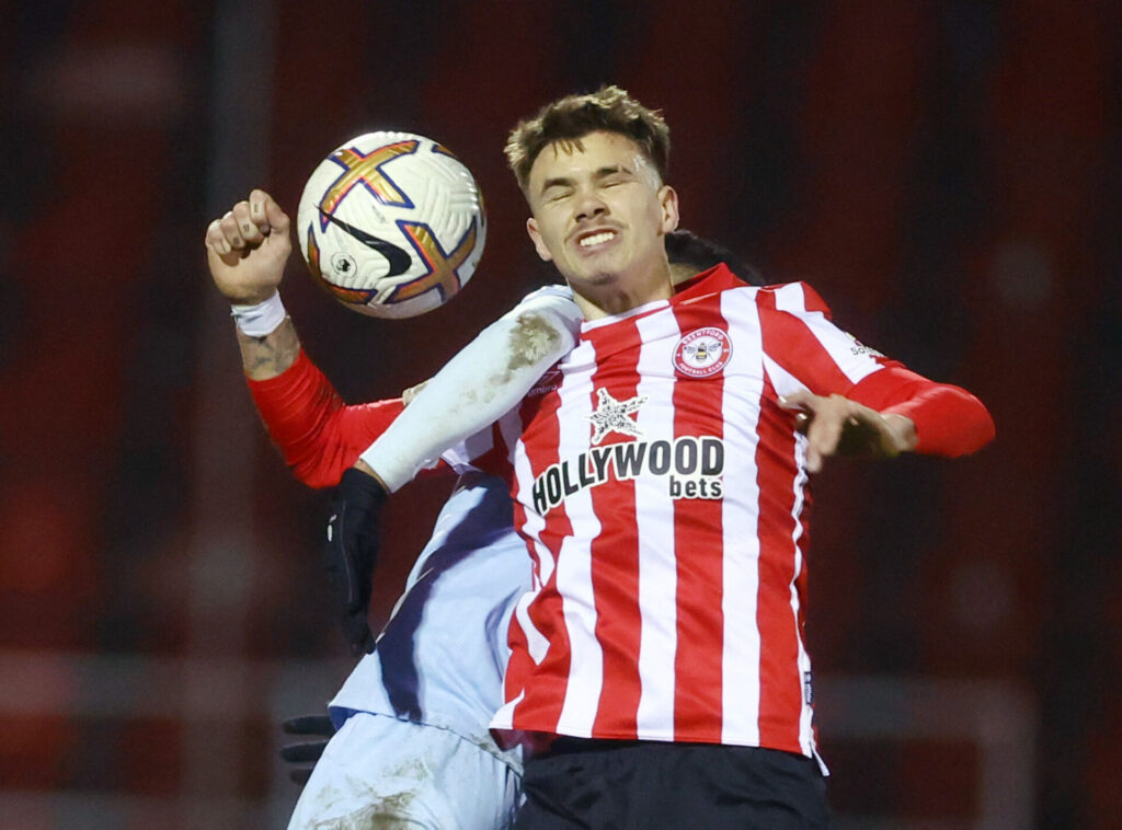 Romeo Beckham i aktion for Brentfords U21-hold.