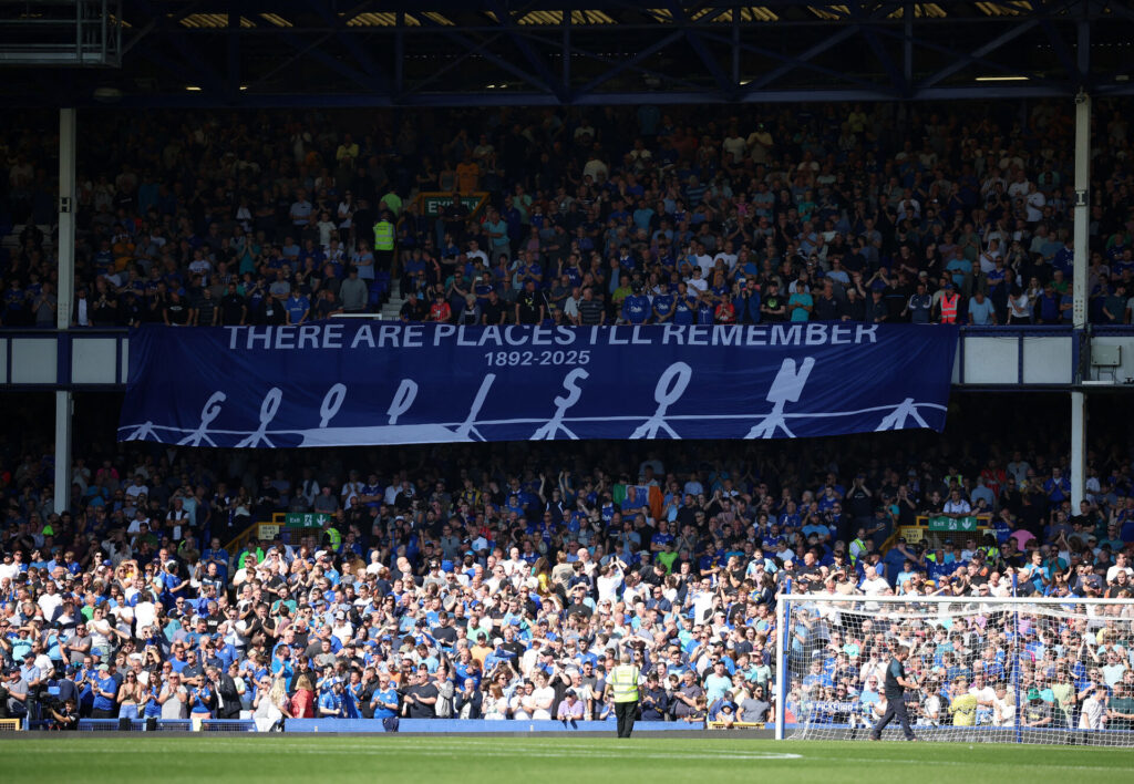 Evertons fans hylder Goodison Park-stadionet.