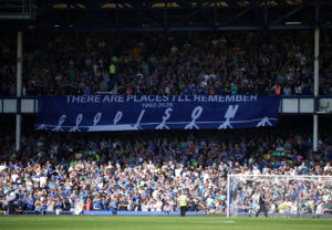 Evertons fans hylder Goodison Park-stadionet.