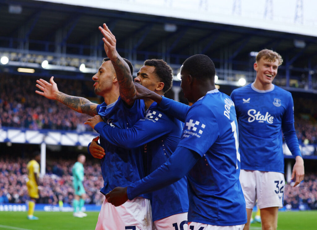 Everton-spillere jubler efter scoring mod Crystal Palace.