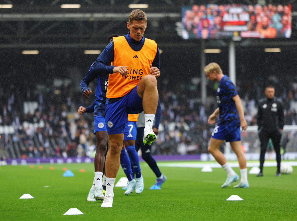 Jannik Vestergaard varmer op for Leicester City.