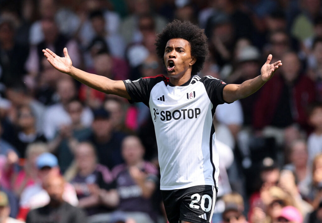 Willian brokker sig under en kamp for Fulham.