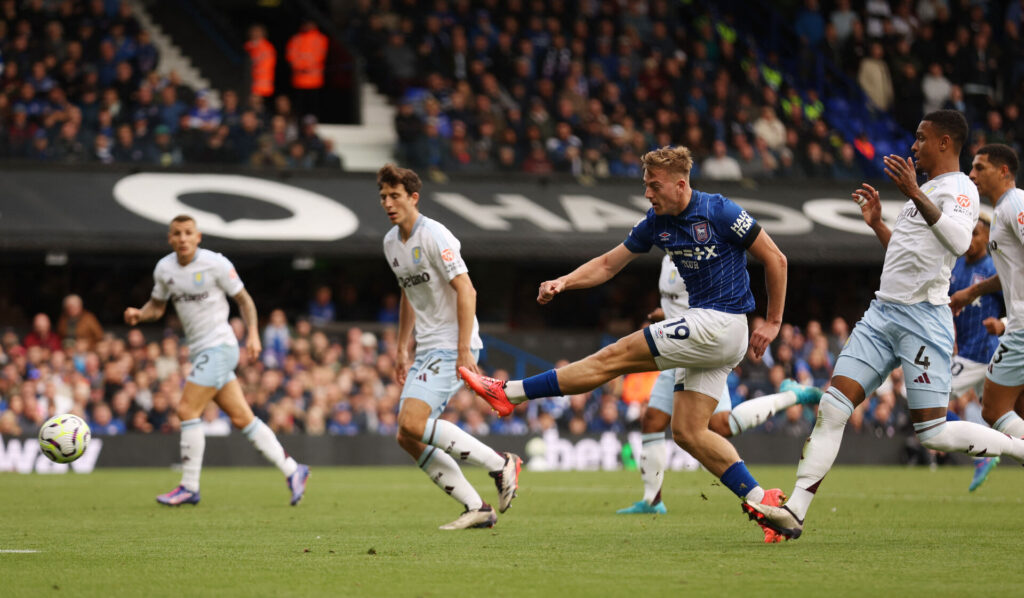 Liam Delap scorer det ene af sine to mål for Ipswich mod Aston Villa.