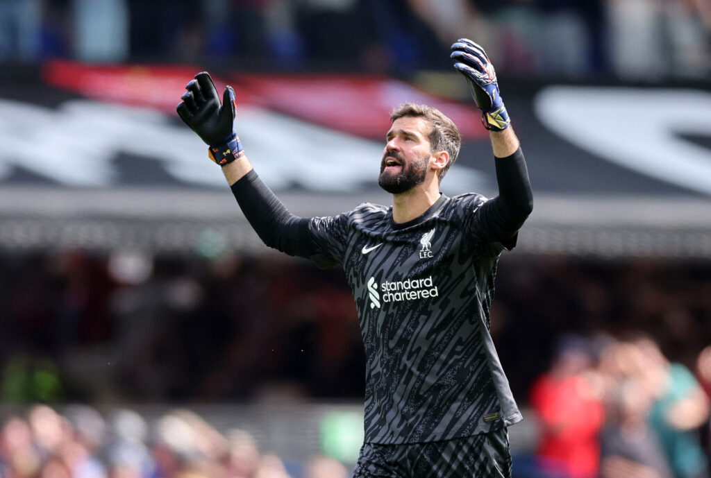 Alisson kigger ud mod fansene under en Premier LEague-kamp.