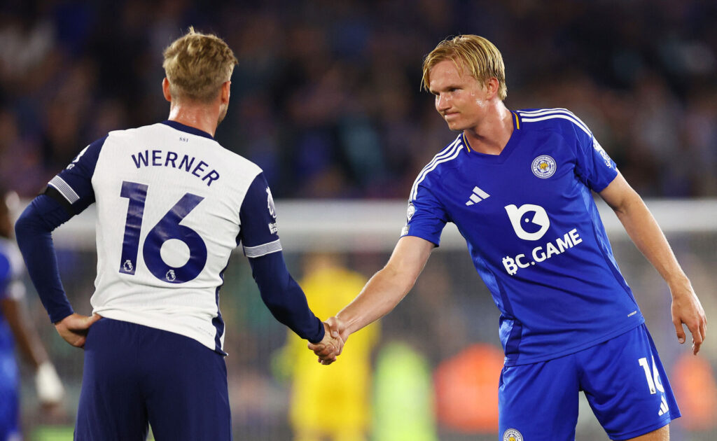 Victor Kristiansen giver Timo Werner hånden i Premier LEague-kamp mellem Tottenham og Leicester.