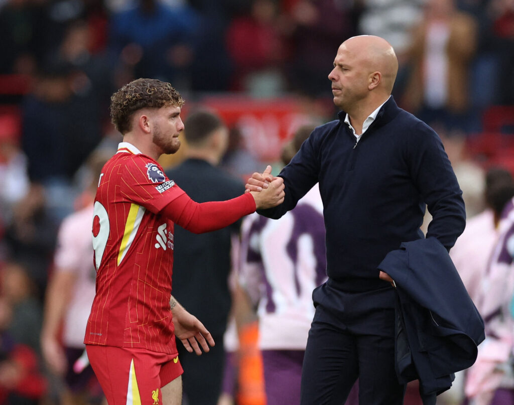 Harvey Elliott giver manager Arne Slot hånden efter en Liverpool-kamp.