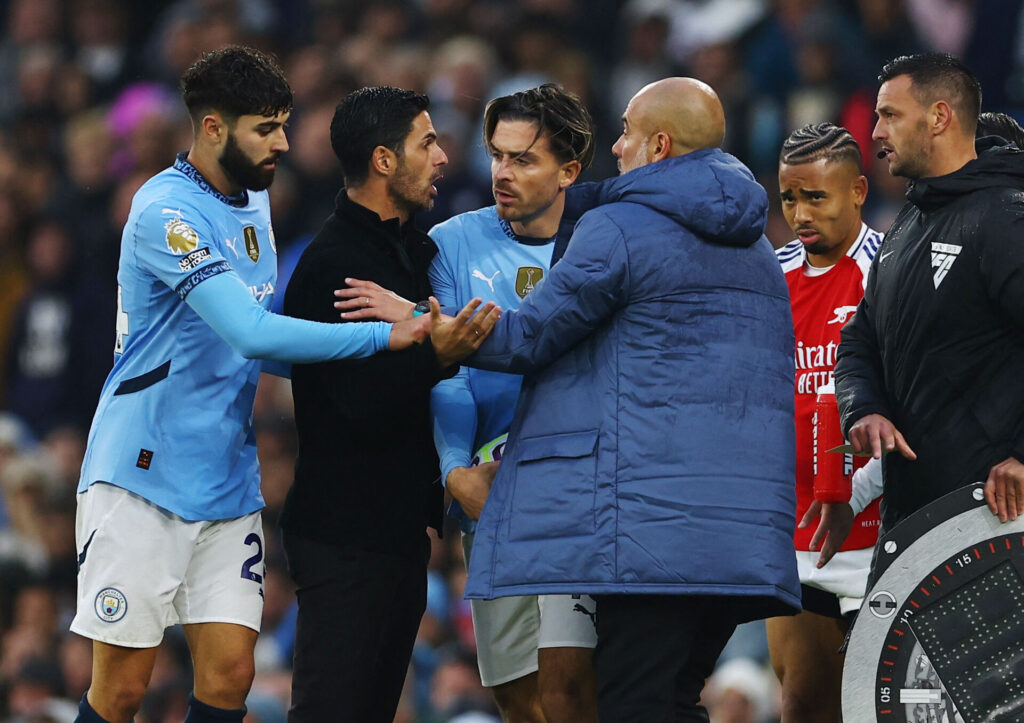 Klammeri på sidelinjen under kampen mellem Manchester City og Arsenal.