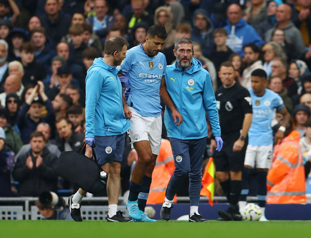 Manchester Citys Rodri hjælpes fra banen, efter han er blevet skadet.