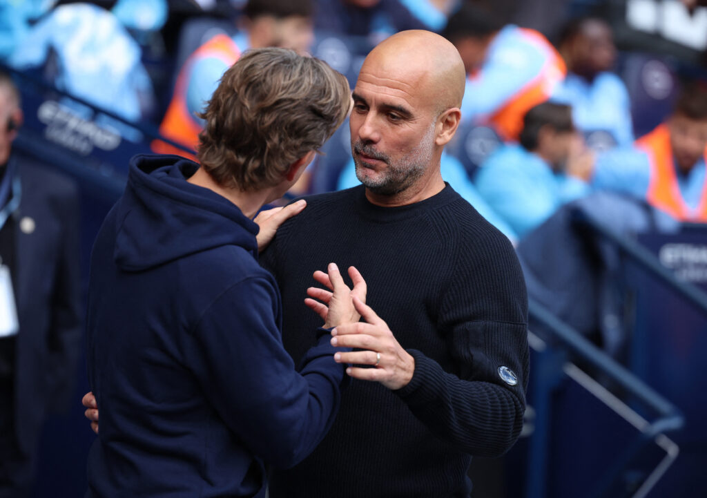 Thomas Frank og Pep Guardiola hyggesnakker efter kampen mellem Brentford og Manchester City.