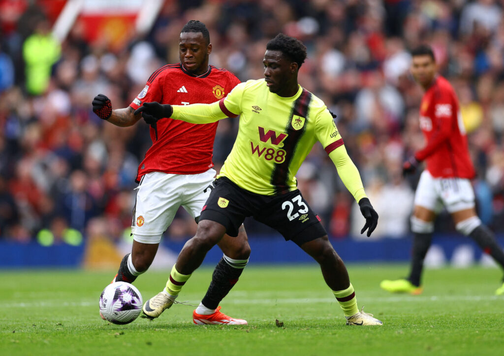 David Datro Fofana forsøger at fastholde bolden i en kamp mod Manchester United.