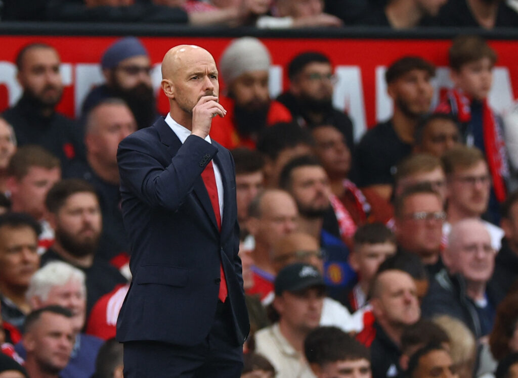 Erik ten Hag på sidelinjen for Manchester United i Premier League-kampen mod Liverpool.