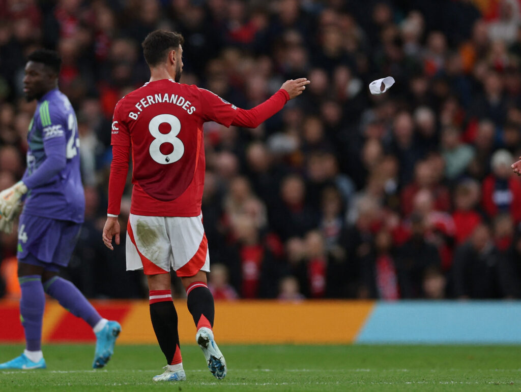 Bruno Fernandes smider sit anførerbånd efter sit røde kort mod Tottenham.