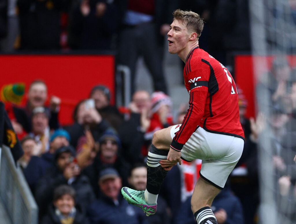 Rasmus Højlund fejrer en scoring for Manchester United.