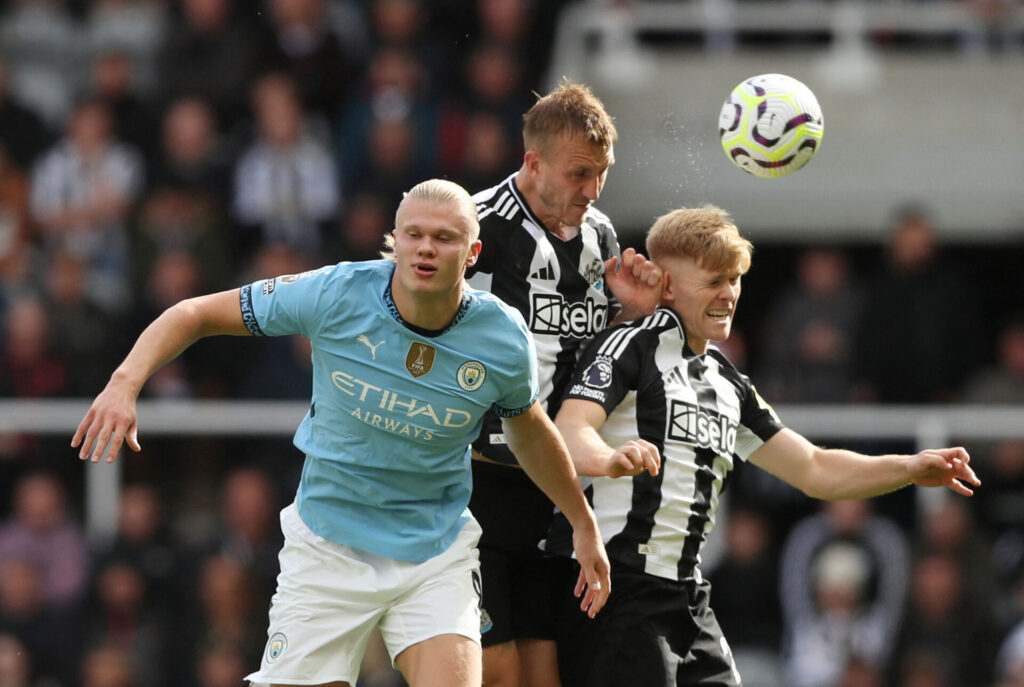 Manchester Citys Erling Haaland i duel med Newcastles forsvarsspillere.