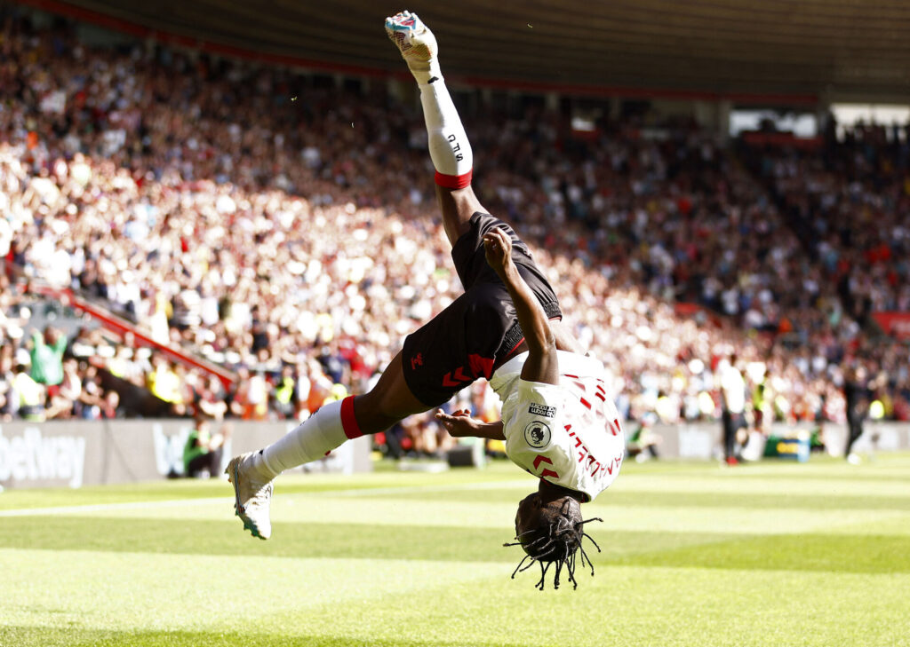 Kamaldeen Sulemana fejrer en scoring for Southampton.