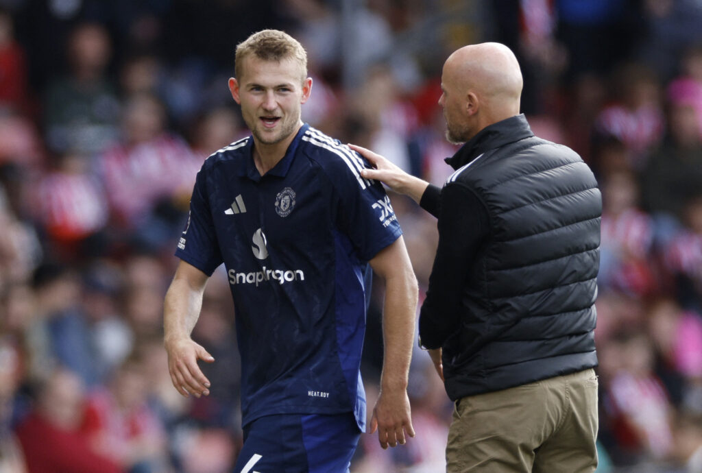 Matthijs de Ligt og Erik ten Hag på sidelinjen under Premier League-kampen mellem Manchester United og Southampton.