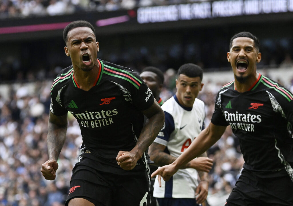 Gabriel og William Saliba fejrer en scoring under Premier LEague-kampen mellem Arsenal og Tottenham.