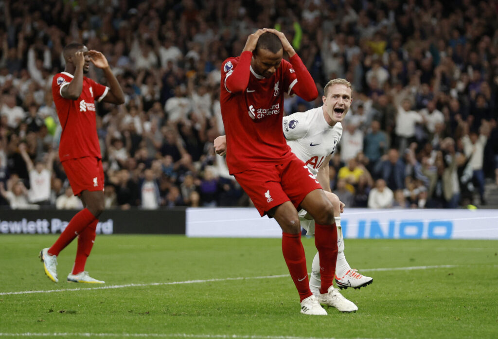 Joel Matip ærgrer sig under en kamp mellem Liverpool og Tottenham.