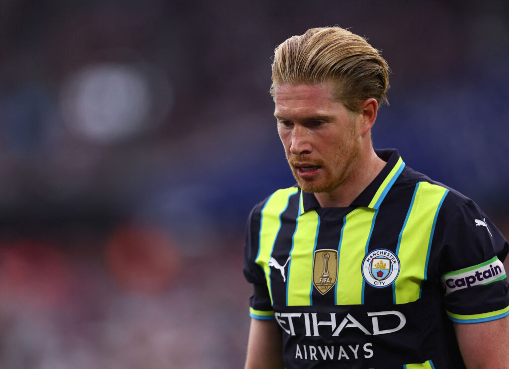 Kevin de Bruyne kigger ned mod jorden for Manchester City.