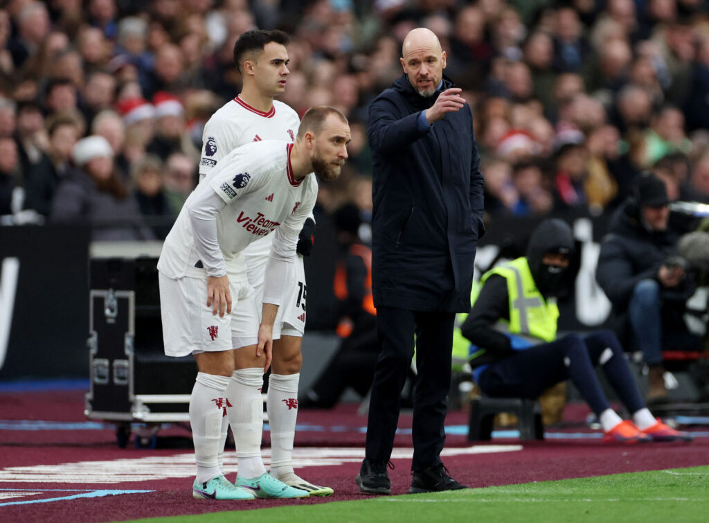 Sergio Reguilon og Christian Eriksen står sammen med Erik ten Hag, før de skal skiftes ind.