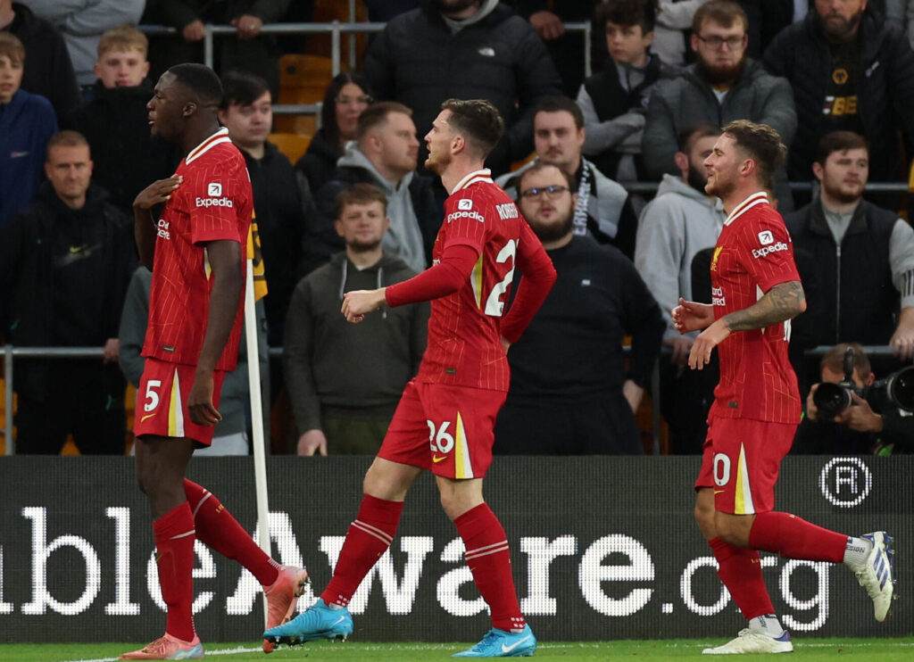 Andy robertson jubler efter scoring mod Wolves.