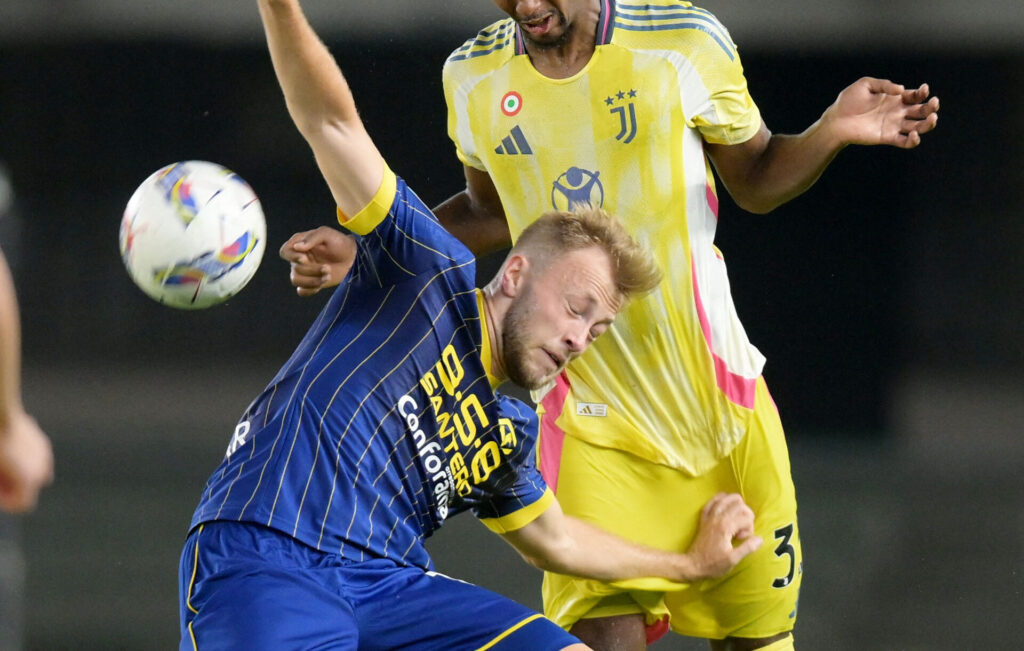 Casper Tengstedt i duel mod forsvarsspiller