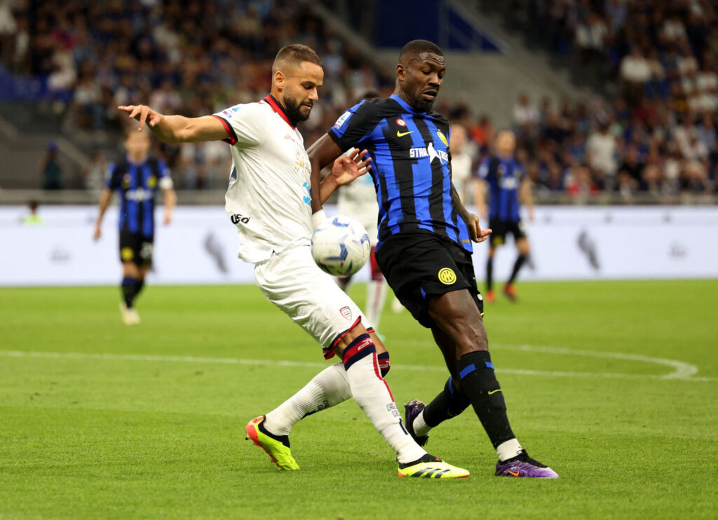 Pantelis Hatzidiakos i kamp for Cagliari mod Inter.