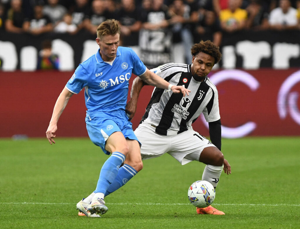 Scott McTominay i færd med at aflevere bolden under kampen mellem Napoli og Juventus.