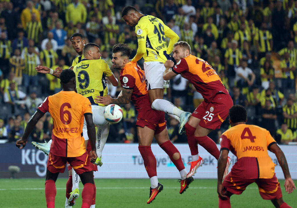 Kamp om bolden mellem Fenerbahce og Galatasaray.