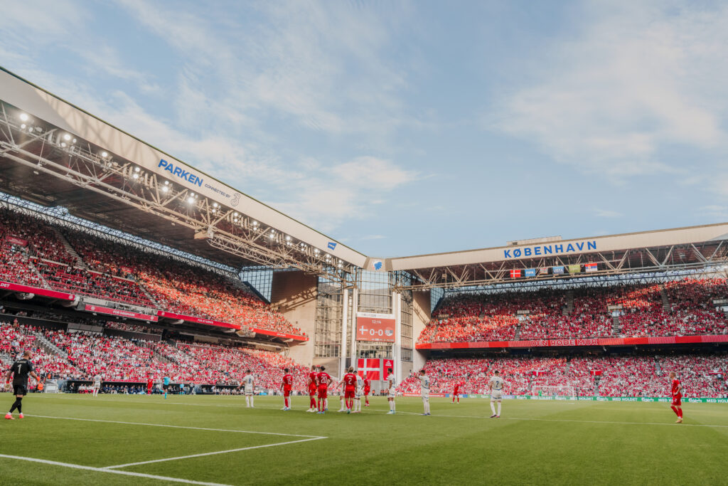 Parken under Herrelandsholdets landskamp mod Serbien. Hvem kan Danmark møde i VM-kvalifikationen?