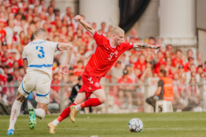 Albert Grønbæk i aktion for Herrelandsholdet under Danmarks landskamp mod Serbien.