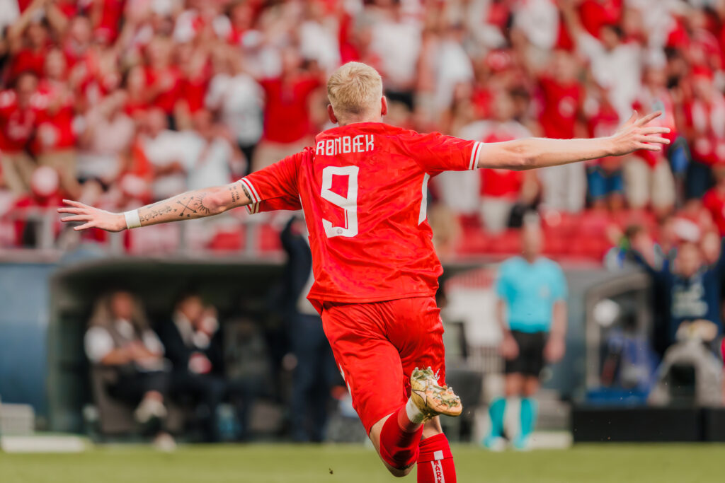 Albert Grønbæk fejrer sin scoring for Herrelandsholdet under landskampen mellem Danmark og Serbien.