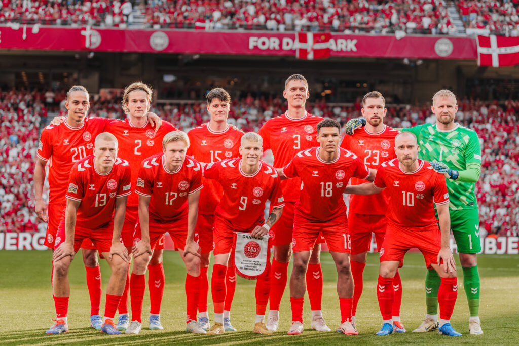 Herrelandsholdet poserer til holdbilledet før landskampen mod Serbien i Nations League. Læs mere om, hvorfor Nations League er vigtig for Danmark her.