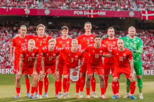 Herrelandsholdet poserer til holdbilledet før landskampen mod Serbien i Nations League. Læs mere om, hvorfor Nations League er vigtig for Danmark her.