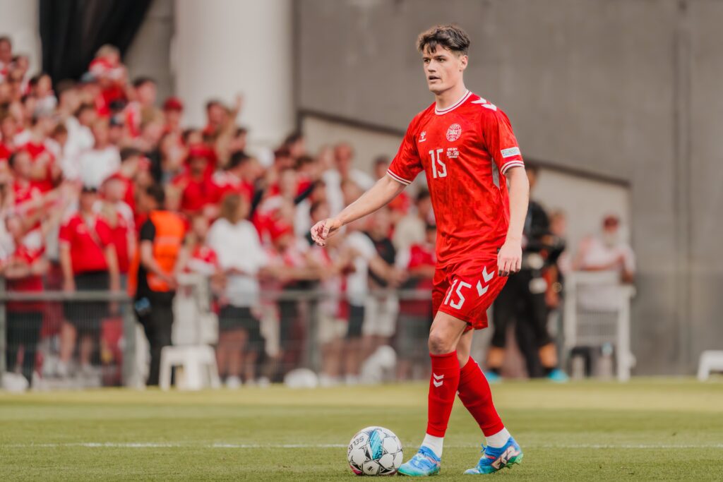 Christian Nørgaard med bolden for fødderne under Danmarks Herrelandsholds landskamp mod Serbien.