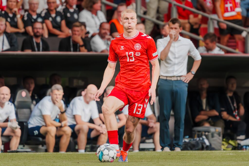 Rasmus Nissen Kristensen laver en aflevering for Herrelandsholdet under landskampen mod Schweiz.