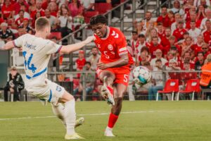 Patrik Dorgu sparker til bolden under Herrelandsholdets landskamp mod Serbien.