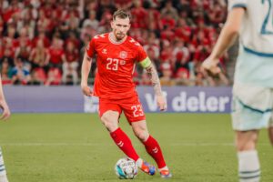 Pierre Emile Højbjerg kigger fokuseret med bolden for fødderne under Herrelandsholdets landskamp mod Schweiz.