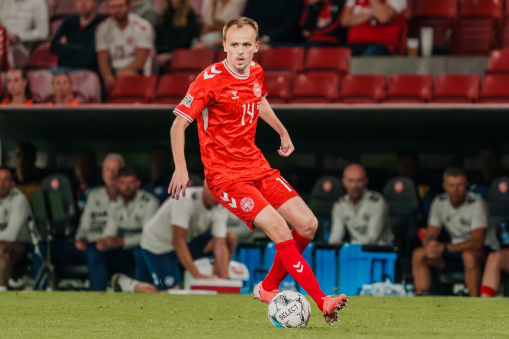 Mikkel Damsgaard har bolden for fødderne under Herrelandsholdets landskamp mod Schweiz.