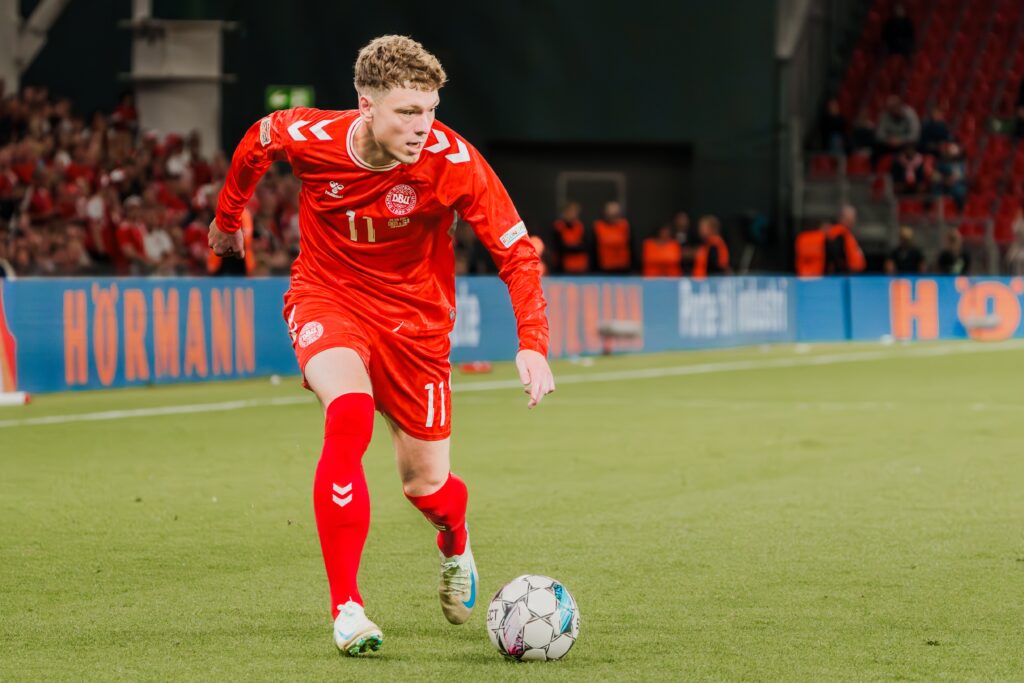 Andreas Skov Olsen dribler med bolden under Herrelandsholdets landskamp mod Schweiz.