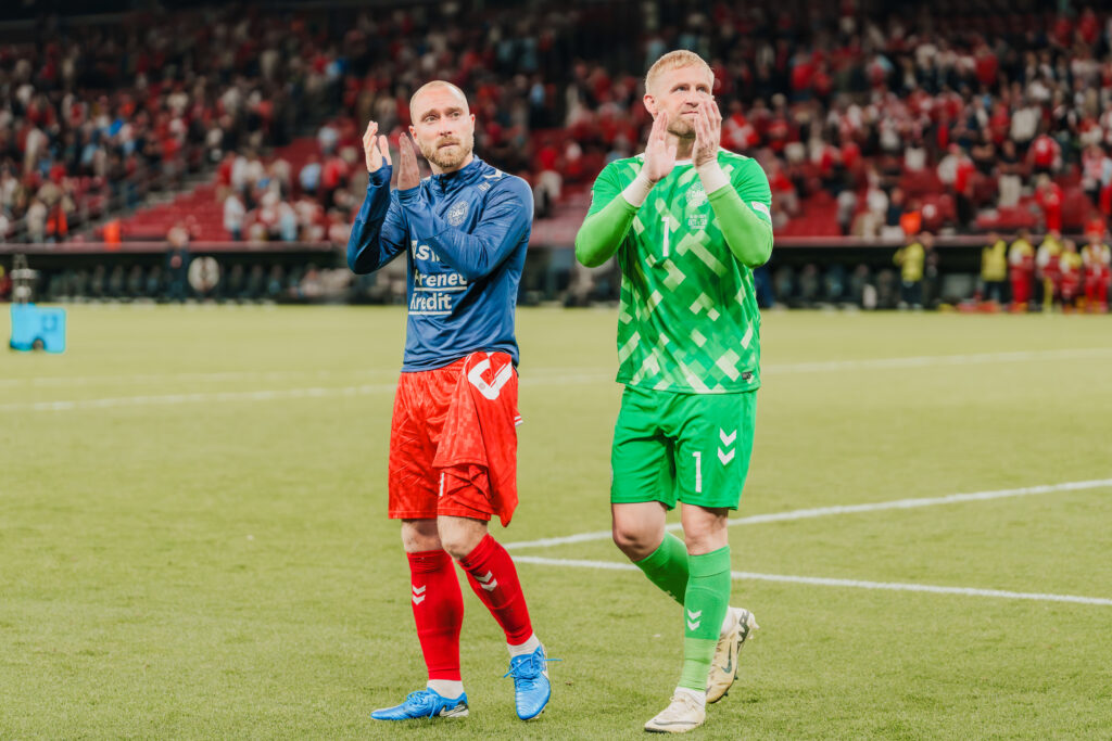 Christian Eriksen og Kasper Schmeichel klapper ud til fansene i Parken efter Herrelandsholdets landskamp mod Schweiz.